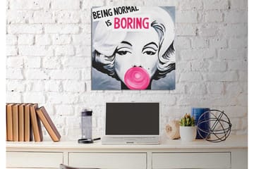 Canvastavla 45x45 cm - Porträtt av en kvinna med tuggummi och texten BEING NORMAL IS BORING - Rosa / Svart / Grå - Inredning - Tavlor & konst - Canvastavlor