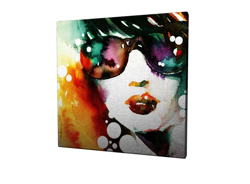 Canvastavla 45x45 cm - Porträtt av en kvinna med solglasögon och färgglad bakgrund - Grön / Orange / Lila - Inredning - Tavlor & konst - Canvastavlor
