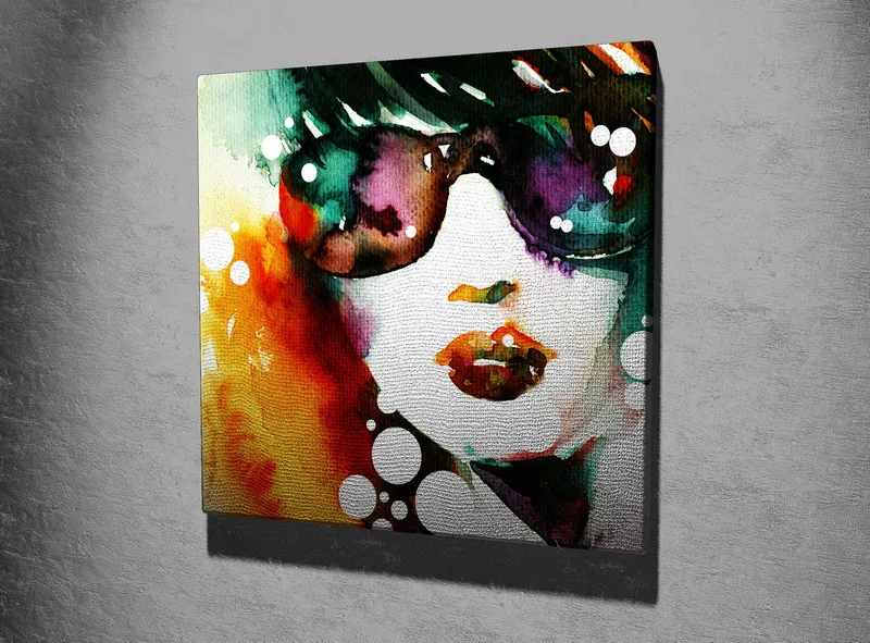 Canvastavla 45x45 cm - Porträtt av en kvinna med solglasögon och färgglad bakgrund - Grön / Orange / Lila - Inredning - Tavlor & konst - Canvastavlor