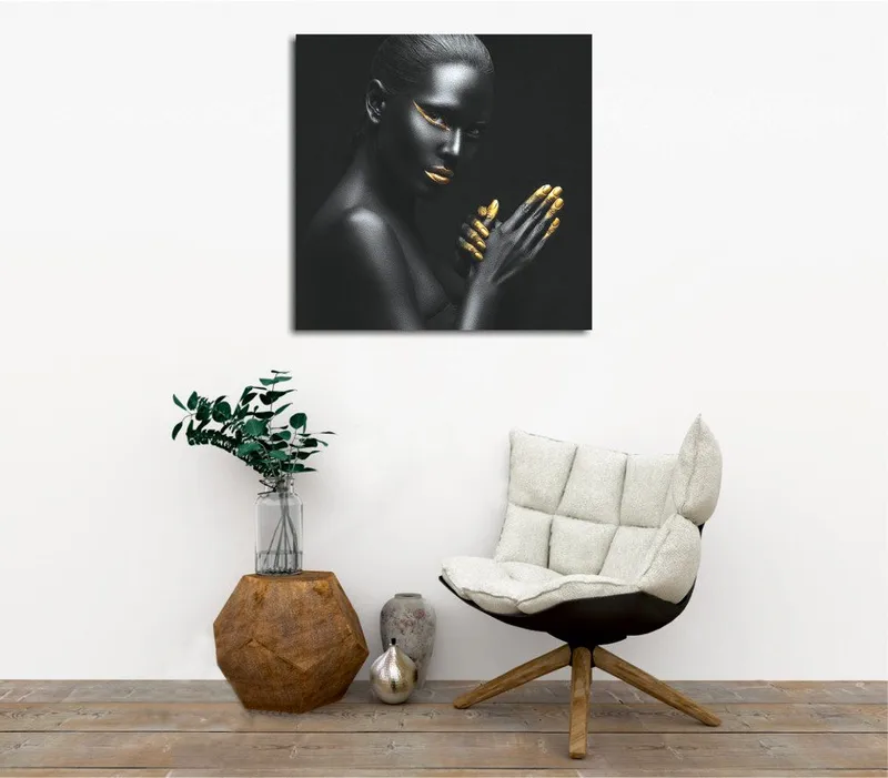 Canvastavla 45x45 cm - Porträtt av en kvinna med svart hud och guldiga detaljer, Svart / Guld