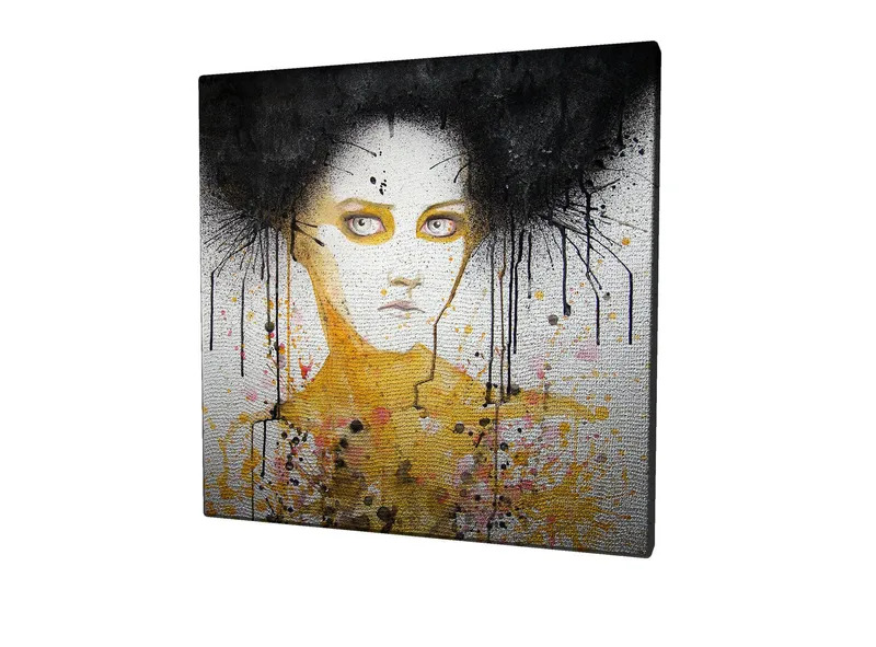 Canvastavla 45x45 cm - Porträtt av en kvinna med svart hår och en gul bakgrund - Svart / Gul / Vit - Inredning - Tavlor & konst - Canvastavlor