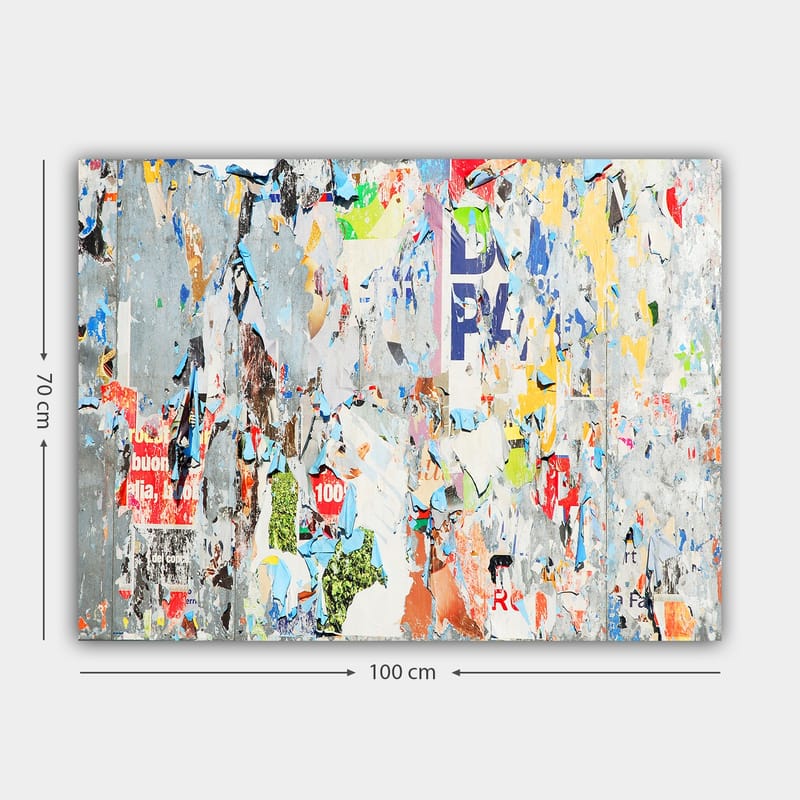 Canvastavla 70x100 cm - Abstrakt komposition av färgglada, slitna affischer och klistermärken som skapar en dynamisk och texturerad yta - Grå / Blå / Orange - Inredning - Tavlor & konst - Canvastavlor