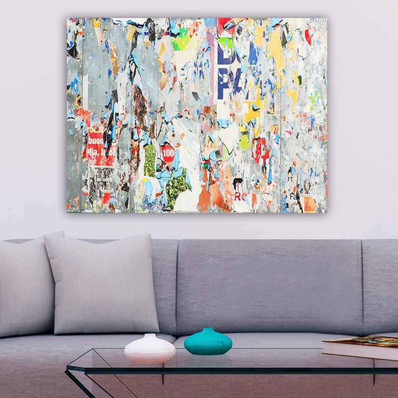 Canvastavla 70x100 cm - Abstrakt komposition av färgglada, slitna affischer och klistermärken som skapar en dynamisk och texturerad yta - Grå / Blå / Orange - Inredning - Tavlor & konst - Canvastavlor