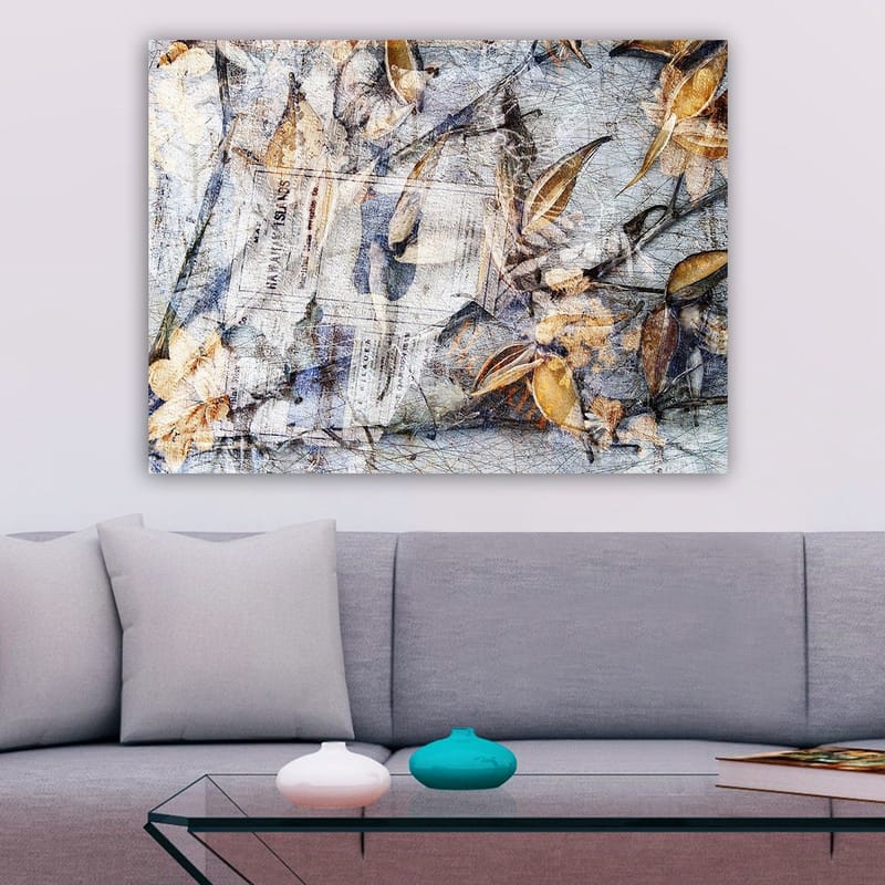 Canvastavla 70x100 cm - Abstrakt komposition av löv och tidningspapper som skapar en känsla av natur och tidens gång - Grå / Beige / Brun - Inredning - Tavlor & konst - Canvastavlor