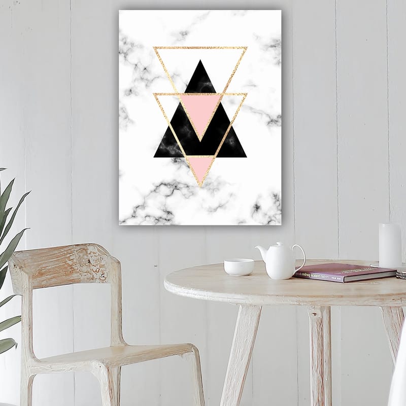 Canvastavla 70x100 cm - Abstrakt komposition av trianglar i olika färger och former - Svart / Rosa / Guld - Inredning - Tavlor & konst - Canvastavlor
