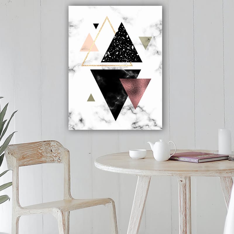 Canvastavla 70x100 cm - Abstrakt komposition av trianglar i olika former och färger - Svart / Rosa / Guld - Inredning - Tavlor & konst - Canvastavlor