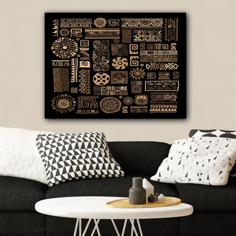 Canvastavla 70x100 cm - Abstrakt mönster med geometriska former och symboler i guld mot en svart bakgrund - Guld / Svart - Inredning - Tavlor & konst - Canvastavlor