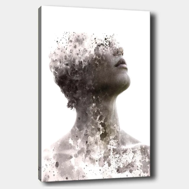 Canvastavla 70x100 cm - Abstrakt porträtt av en person där ansiktet gradvis försvinner i en dimma av färg och form, Grå / Svart / Vit