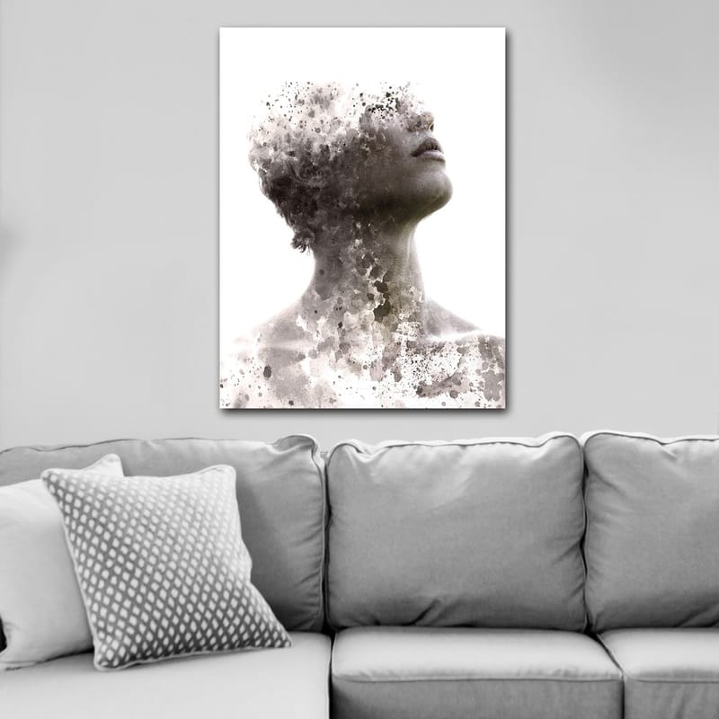 Canvastavla 70x100 cm - Abstrakt porträtt av en person där ansiktet gradvis försvinner i en dimma av färg och form - Grå / Svart / Vit - Inredning - Tavlor & konst - Canvastavlor