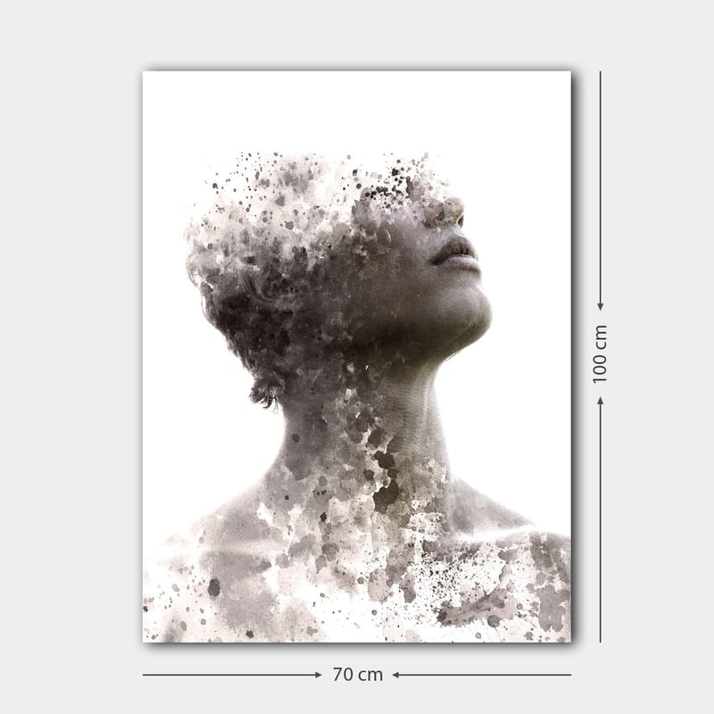 Canvastavla 70x100 cm - Abstrakt porträtt av en person där ansiktet gradvis försvinner i en dimma av färg och form - Grå / Svart / Vit - Inredning - Tavlor & konst - Canvastavlor
