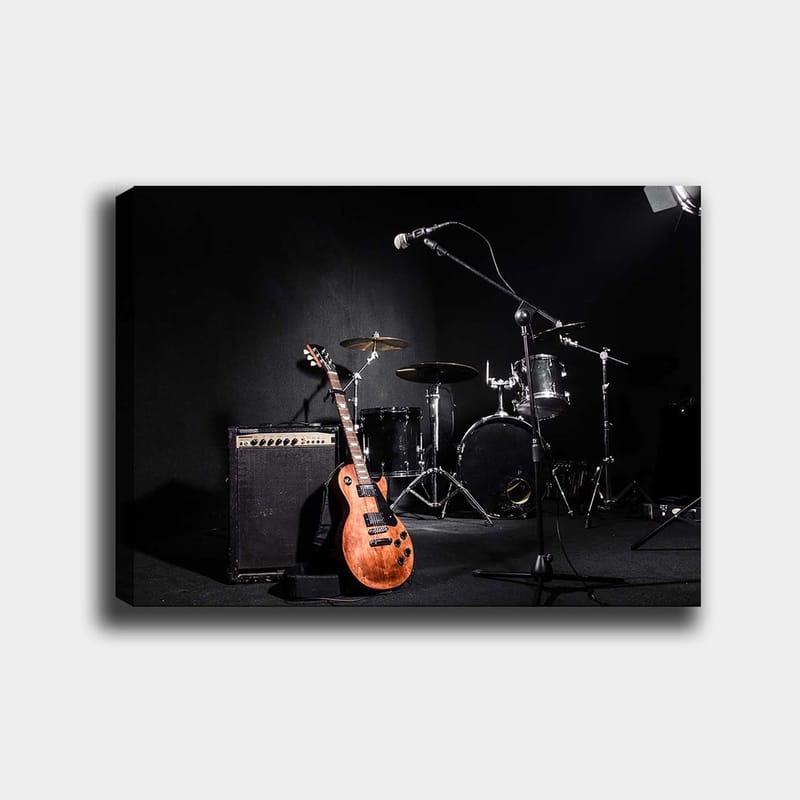 Canvastavla 70x100 cm - Akustisk gitarr och trummor i en musikstudio - Brun / Svart / Silver - Inredning - Tavlor & konst - Canvastavlor