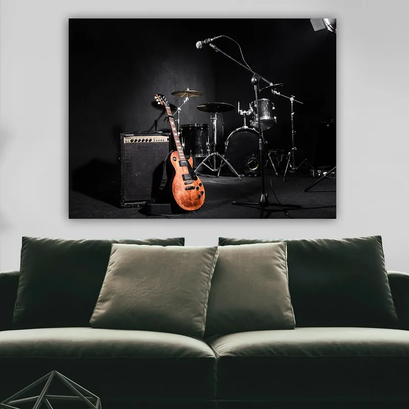 Canvastavla 70x100 cm - Akustisk gitarr och trummor i en musikstudio - Brun / Svart / Silver - Inredning - Tavlor & konst - Canvastavlor