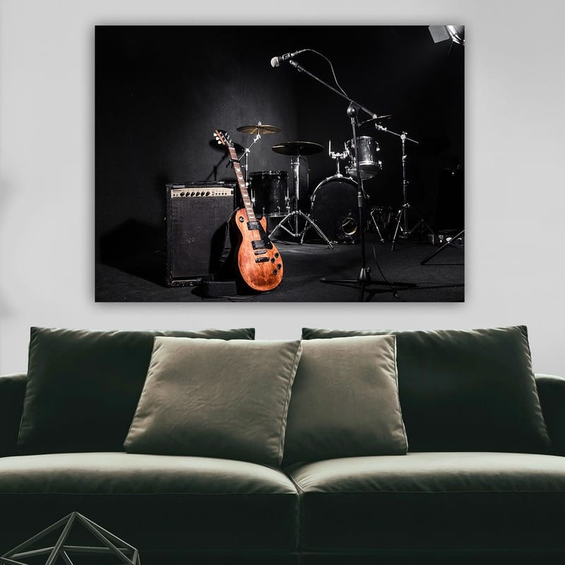 Canvastavla 70x100 cm - Akustisk gitarr och trummor i en musikstudio - Brun / Svart / Silver - Inredning - Tavlor & konst - Canvastavlor