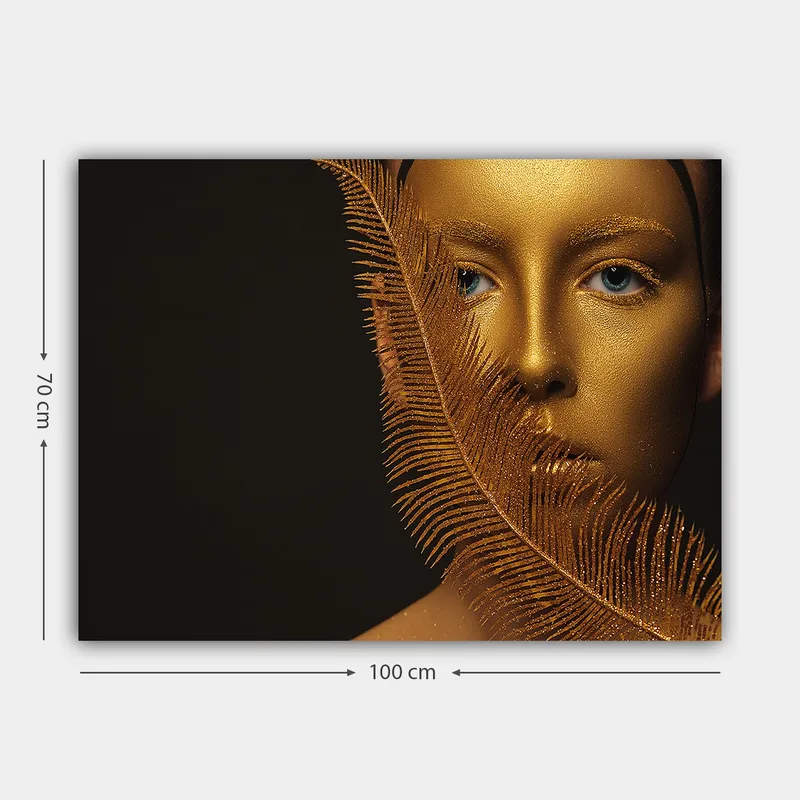 Canvastavla 70x100 cm - Ansiktsporträtt med en gyllene yta och blå ögon, omgiven av en dekorativ fjäderliknande struktur - Guld / Blå - Inredning - Tavlor & konst - Canvastavlor