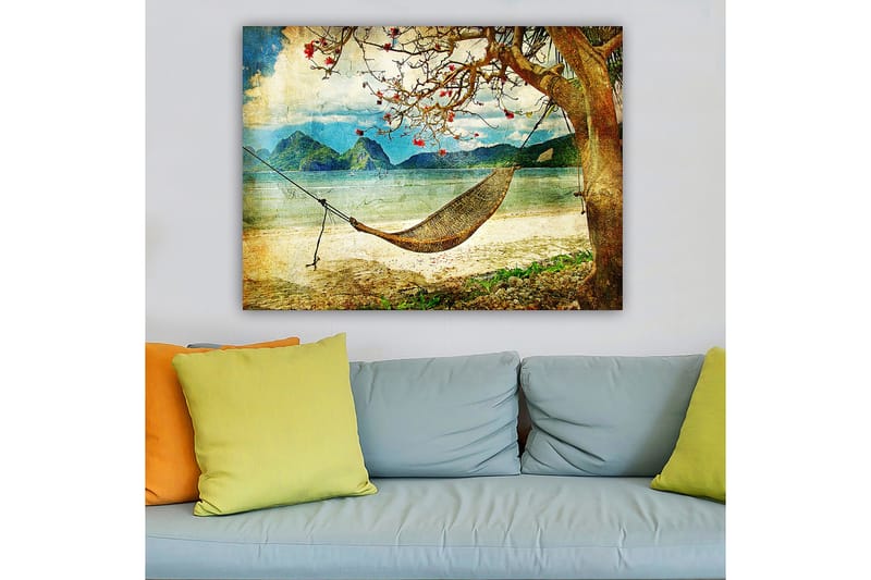 Canvastavla 70x100 cm - Avkopplande hängmatta hängande mellan trädgrenar vid en vacker strand med fjärran berg i bakgrunden - Grön / Brun / Blå - Inredning - Tavlor & konst - Canvastavlor