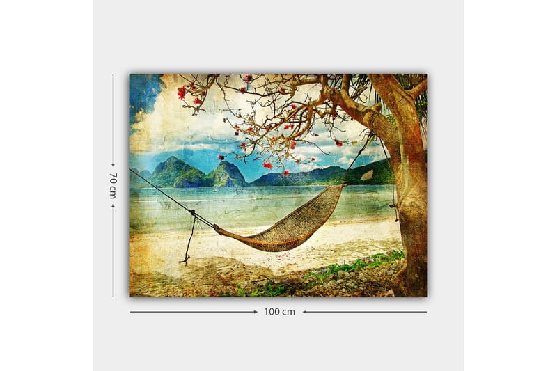 Canvastavla 70x100 cm - Avkopplande hängmatta hängande mellan trädgrenar vid en vacker strand med fjärran berg i bakgrunden - Grön / Brun / Blå - Inredning - Tavlor & konst - Canvastavlor