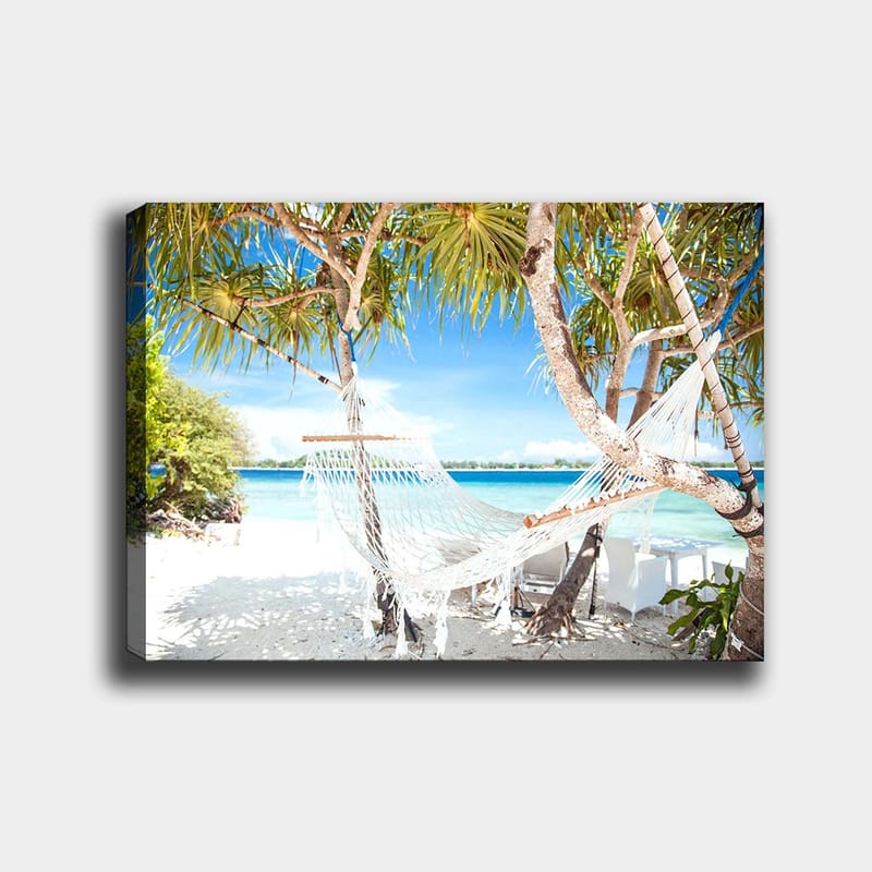 Canvastavla 70x100 cm - Avkopplande hängmatta mellan palmer vid en strand med turkost vatten och klarblå himmel - Vit / Blå / Grön - Inredning - Tavlor & konst - Canvastavlor