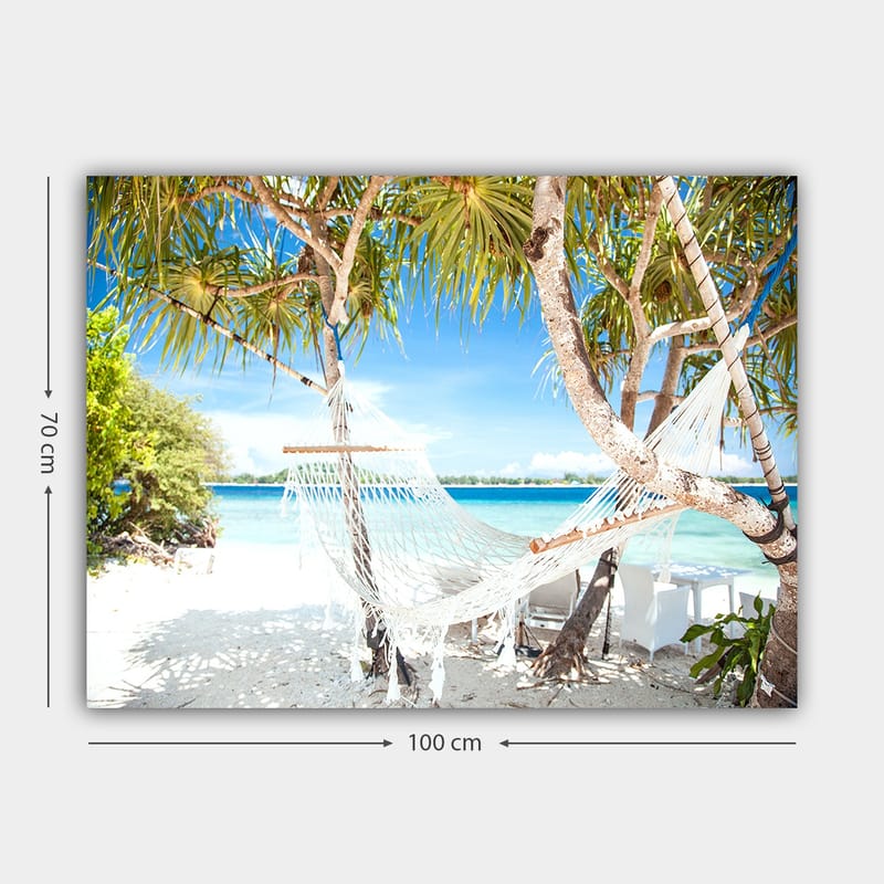 Canvastavla 70x100 cm - Avkopplande hängmatta mellan palmer vid en strand med turkost vatten och klarblå himmel - Vit / Blå / Grön - Inredning - Tavlor & konst - Canvastavlor