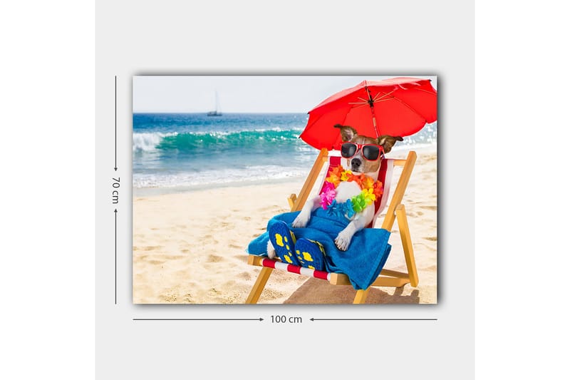 Canvastavla 70x100 cm - Avslappnad hund som njuter av solen på en strandstol under ett parasoll - Röd / Blå / Gul - Inredning - Tavlor & konst - Canvastavlor