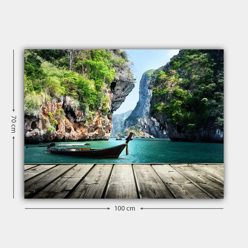 Canvastavla 70x100 cm - Båt ligger stilla vid en klippig strand omgiven av grönskande berg och klart vatten - Grön / Blå / Brun - Inredning - Tavlor & konst - Canvastavlor