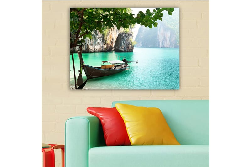 Canvastavla 70x100 cm - Båt ligger stilla vid en tropisk strand omgiven av klippor och klart turkost vatten - Turkos / Grön / Brun - Inredning - Tavlor & konst - Canvastavlor