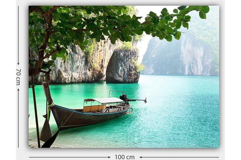 Canvastavla 70x100 cm - Båt ligger stilla vid en tropisk strand omgiven av klippor och klart turkost vatten - Turkos / Grön / Brun - Inredning - Tavlor & konst - Canvastavlor