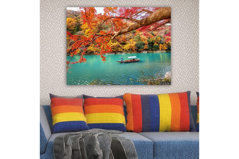 Canvastavla 70x100 cm - Båt som glider fram i en turkos sjö omgiven av färgglada höstlöv - Röd / Gul / Turkos - Inredning - Tavlor & konst - Canvastavlor