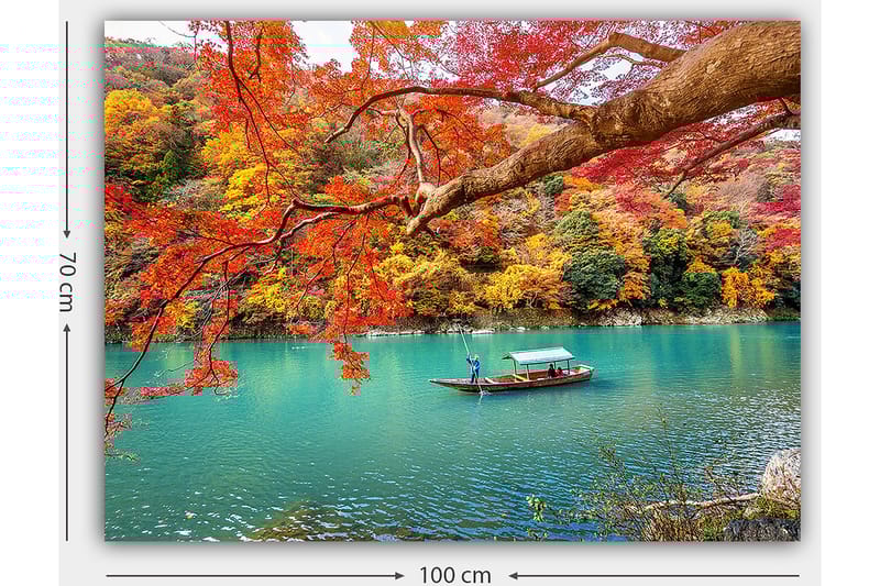 Canvastavla 70x100 cm - Båt som glider fram i en turkos sjö omgiven av färgglada höstlöv - Röd / Gul / Turkos - Inredning - Tavlor & konst - Canvastavlor