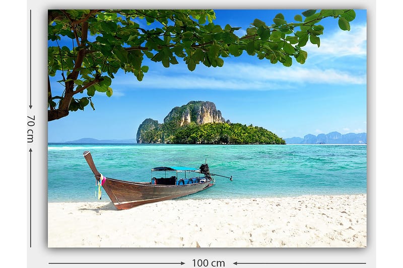 Canvastavla 70x100 cm - Båt vid en tropisk strand med klart blått vatten och grönskande öar i bakgrunden - Blå / Grön / Beige - Inredning - Tavlor & konst - Canvastavlor