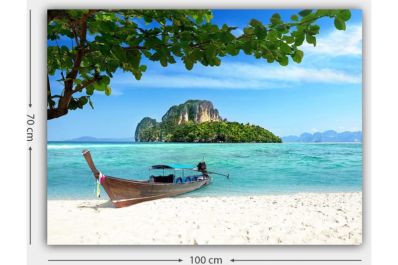 Canvastavla 70x100 cm - Båt vid en tropisk strand med klart blått vatten och grönskande öar i bakgrunden - Blå / Grön / Beige - Inredning - Tavlor & konst - Canvastavlor