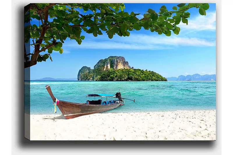 Canvastavla 70x100 cm - Båt vid en tropisk strand med klart blått vatten och grönskande öar i bakgrunden - Blå / Grön / Beige - Inredning - Tavlor & konst - Canvastavlor