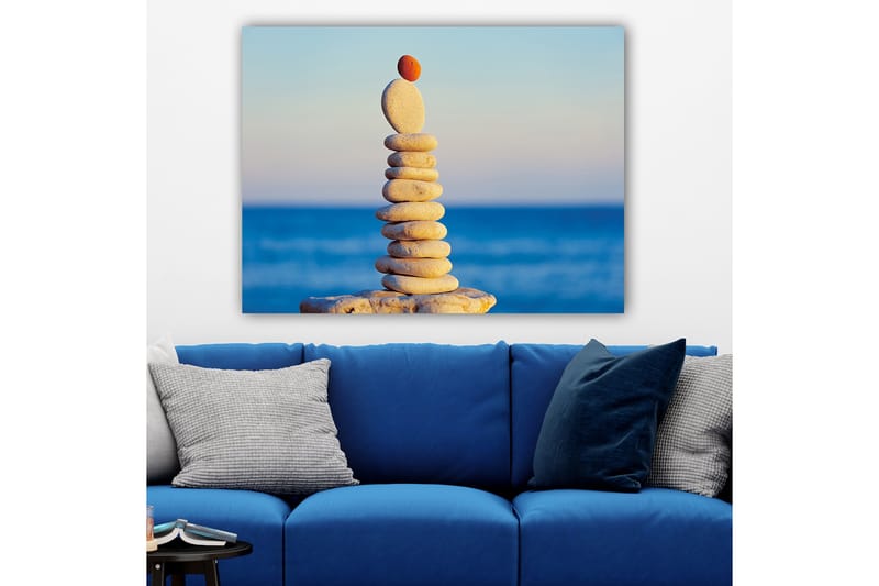 Canvastavla 70x100 cm - Balanserad stapel av stenar med en röd sten på toppen - Ljusgrå / Beige / Röd - Inredning - Tavlor & konst - Canvastavlor
