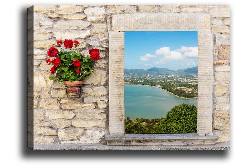 Canvastavla 70x100 cm - Blomkruka med röda blommor på en stenig vägg som ramar in en vacker utsikt över havet och landskapet - Röd / Grön / Beige - Inredning - Tavlor & konst - Canvastavlor