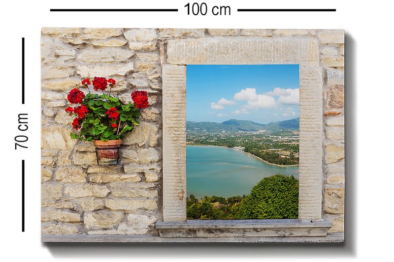 Canvastavla 70x100 cm - Blomkruka med röda blommor på en stenig vägg som ramar in en vacker utsikt över havet och landskapet - Röd / Grön / Beige - Inredning - Tavlor & konst - Canvastavlor