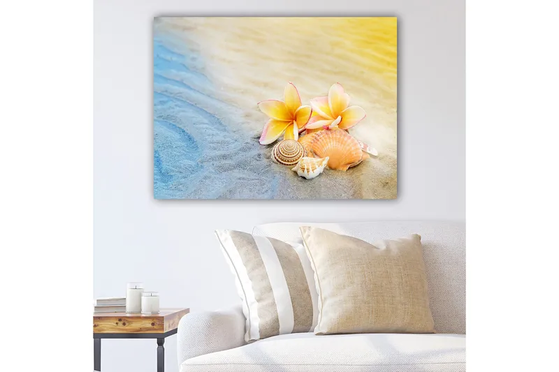 Canvastavla 70x100 cm - Blommor och snäckor på en strand med mjuka sand- och havsfärger, Blå / Gul / Rosa