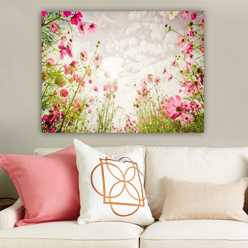 Canvastavla 70x100 cm - Blomstrande äng med rosa blommor som sträcker sig mot en ljus himmel - Rosa / Grön - Inredning - Tavlor & konst - Canvastavlor