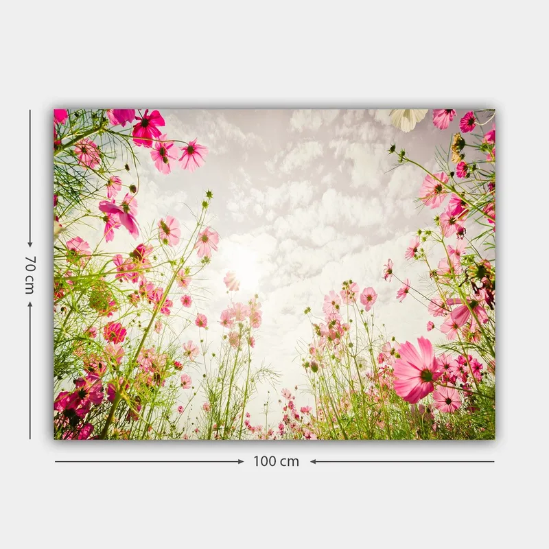 Canvastavla 70x100 cm - Blomstrande äng med rosa blommor som sträcker sig mot en ljus himmel - Rosa / Grön - Inredning - Tavlor & konst - Canvastavlor