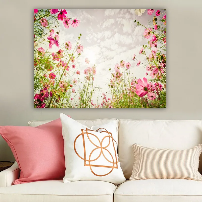 Canvastavla 70x100 cm - Blomstrande äng med rosa blommor som sträcker sig mot en ljus himmel - Rosa / Grön - Inredning - Tavlor & konst - Canvastavlor