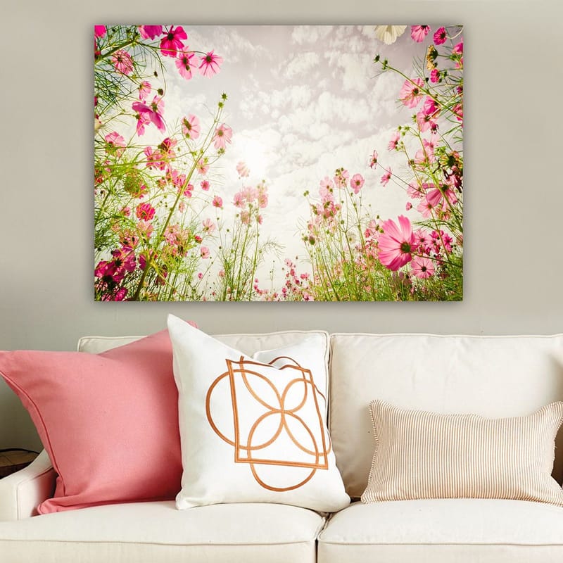 Canvastavla 70x100 cm - Blomstrande äng med rosa blommor som sträcker sig mot en ljus himmel - Rosa / Grön - Inredning - Tavlor & konst - Canvastavlor