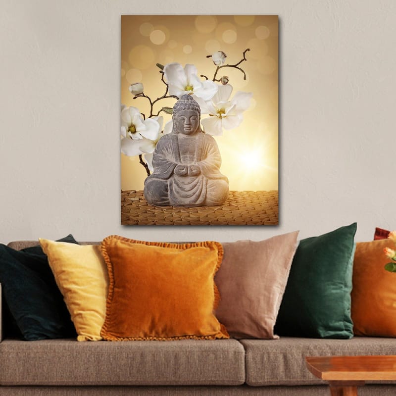Canvastavla 70x100 cm - Buddha-statyn omgiven av vita blommor och en mjuk, gyllene bakgrund - Grå / Vit / Gyllene - Inredning - Tavlor & konst - Canvastavlor