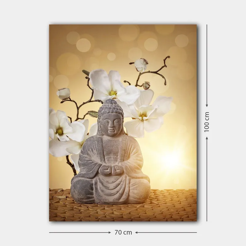 Canvastavla 70x100 cm - Buddha-statyn omgiven av vita blommor och en mjuk, gyllene bakgrund - Grå / Vit / Gyllene - Inredning - Tavlor & konst - Canvastavlor