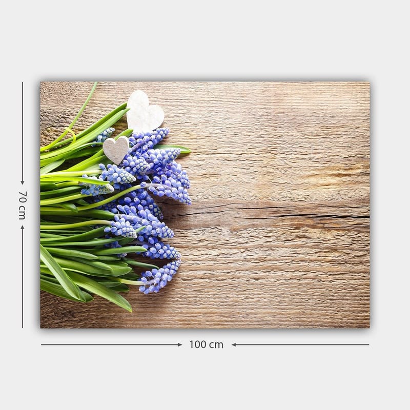 Canvastavla 70x100 cm - Bukett av blå hyacinter med två vita hjärtan - Blå / Grön / Vit - Inredning - Tavlor & konst - Canvastavlor