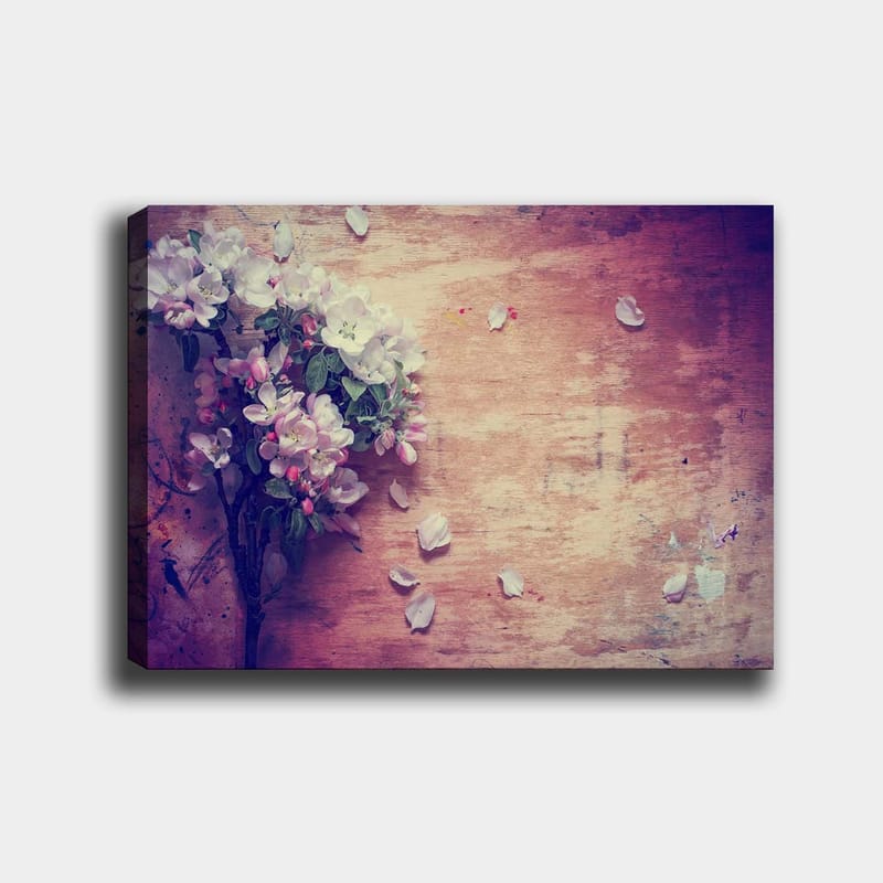 Canvastavla 70x100 cm - Bukett av blommor med vita och rosa kronblad som ligger på en träyta - Vit / Rosa / Grön - Inredning - Tavlor & konst - Canvastavlor