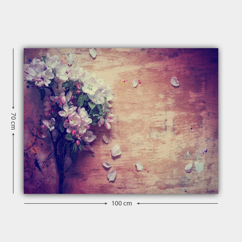 Canvastavla 70x100 cm - Bukett av blommor med vita och rosa kronblad som ligger på en träyta - Vit / Rosa / Grön - Inredning - Tavlor & konst - Canvastavlor