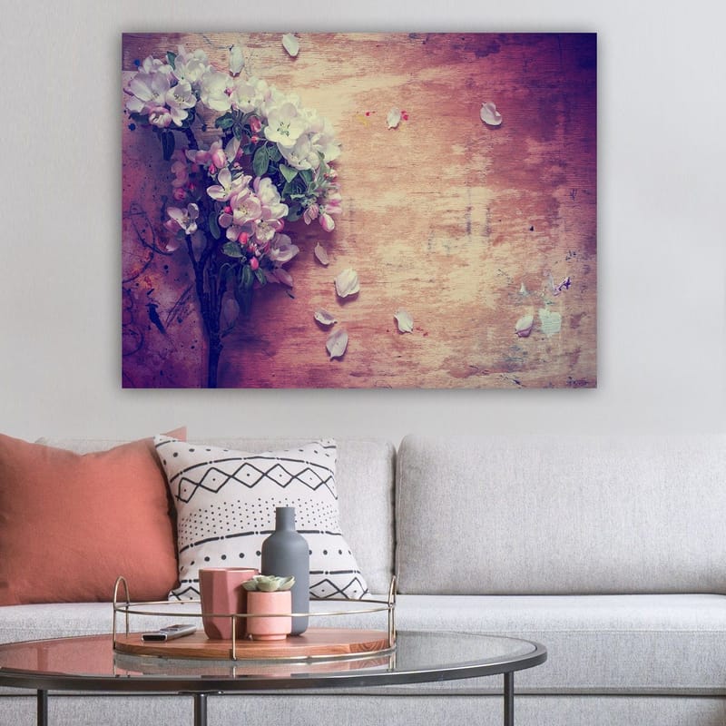 Canvastavla 70x100 cm - Bukett av blommor med vita och rosa kronblad som ligger på en träyta - Vit / Rosa / Grön - Inredning - Tavlor & konst - Canvastavlor