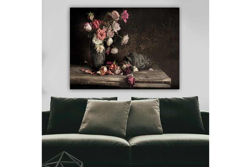 Canvastavla 70x100 cm - Bukett av färgglada rosor i en dekorativ vas, med några blommor som fallit utanför vasen - Rosa / Vit / Mörkröd - Inredning - Tavlor & konst - Canvastavlor
