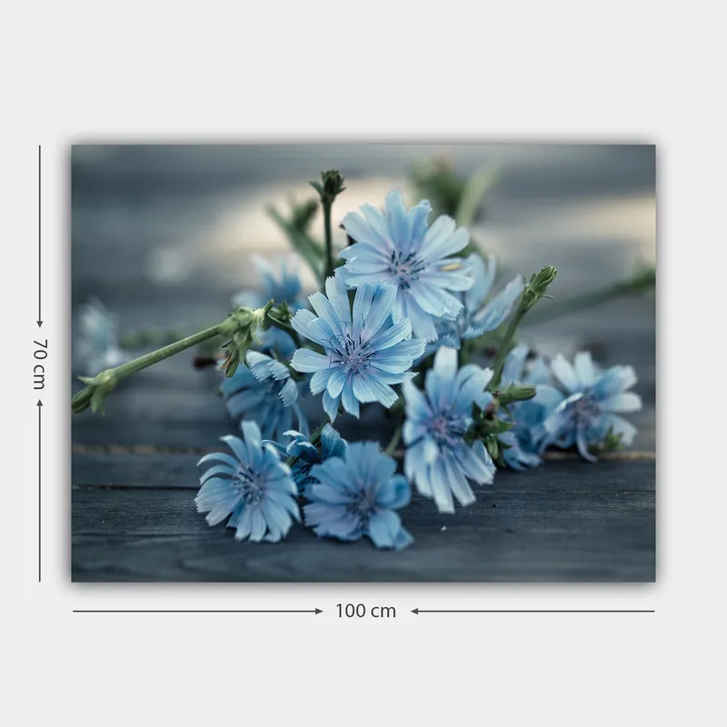 Canvastavla 70x100 cm - Bukett av ljusblå blommor som ligger på en mörk yta - Ljusblå / Grön - Inredning - Tavlor & konst - Canvastavlor