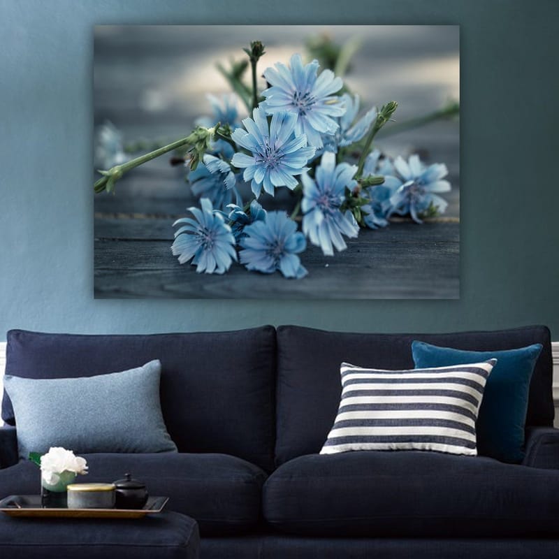 Canvastavla 70x100 cm - Bukett av ljusblå blommor som ligger på en mörk yta - Ljusblå / Grön - Inredning - Tavlor & konst - Canvastavlor