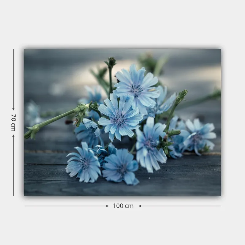 Canvastavla 70x100 cm - Bukett av ljusblå blommor som ligger på en mörk yta - Ljusblå / Grön - Inredning - Tavlor & konst - Canvastavlor