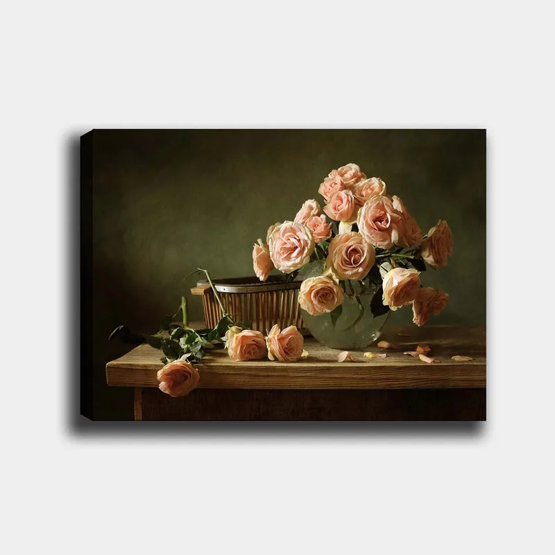 Canvastavla 70x100 cm - Bukett av ljusrosa rosor i en glasvas på ett träbord, Ljusrosa / Grön / Brun